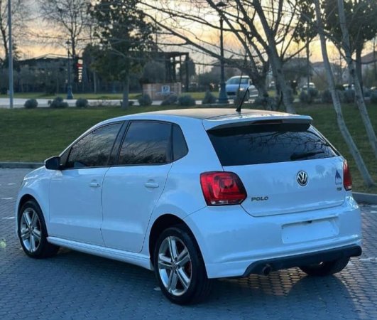 Durres, shes makine Vw POLO Nafte, e bardhë automatik 180.000 km 7.300 €