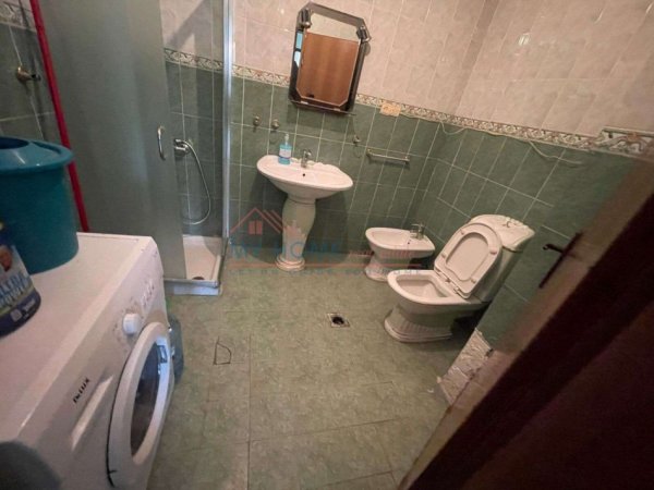 Tirane, jepet me qera apartament 2+1+Ballkon Kati 2, 100 m² 750 € (Komuna e Parisit)