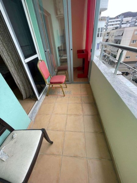 Tirane, jepet me qera apartament duplex 2+1+Ballkon Kati 5, 100 m² 750 € (Komuna e Parisit)