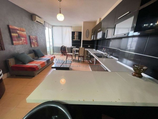 Tirane, jepet me qera apartament duplex 2+1+Ballkon Kati 5, 100 m² 750 € (Komuna e Parisit)