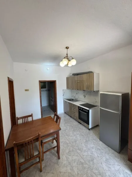 Tirane, jepet me qera apartament 1+1 Kati 1, 350 € 