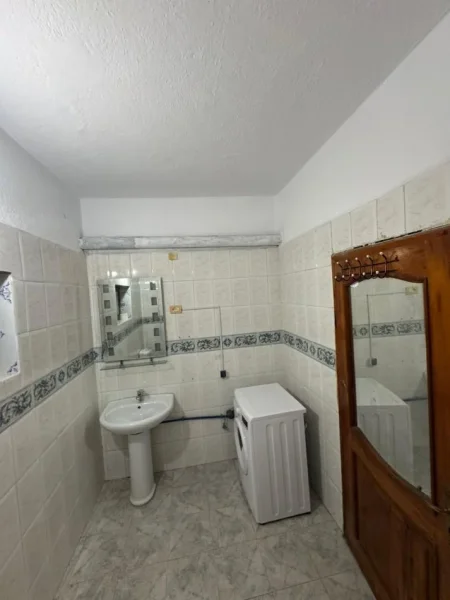Tirane, jepet me qera apartament 1+1 Kati 1, 350 € 