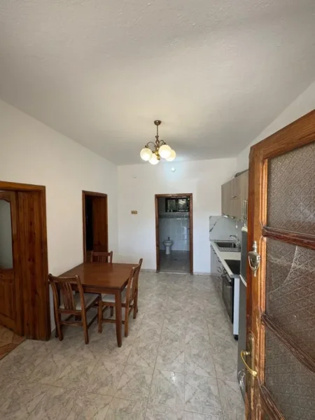 Tirane, jepet me qera apartament 1+1 Kati 1, 350 € 