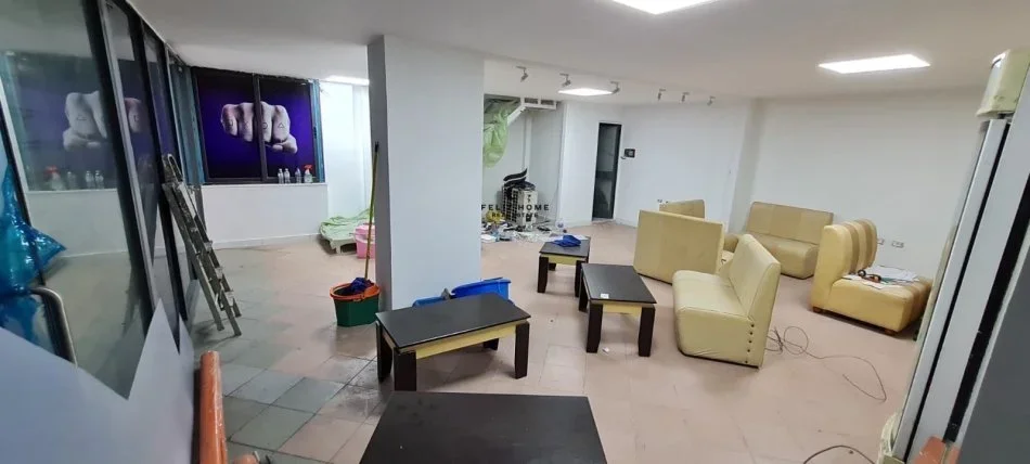 Tirane, jepet me qera dyqan Kati 0, 100 m² 800 € (21 DHJETORI)