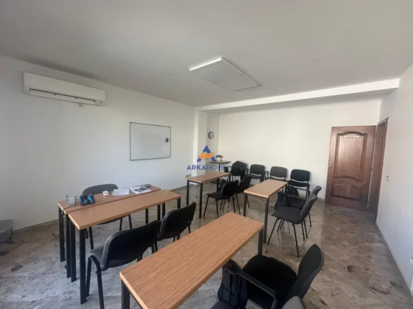 Tirane, jepet me qera zyre Kati 3, 125 m² 700 € (RRUGA MUHAMED GJOLLESHA)