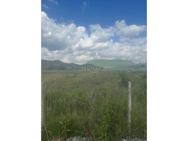 Tirane, shes toke , 2.990 m² 328.900 € (berzhit)