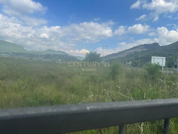 Tirane, shes toke , 2.990 m² 328.900 € (berzhit)
