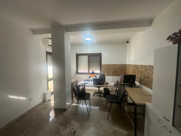 Tirane, jepet me qera zyre Kati 3, 125 m² 700 € (RRUGA MUHAMED GJOLLESHA)