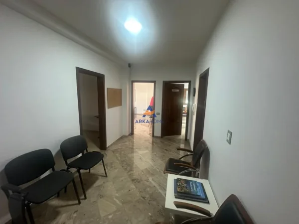 Tirane, jepet me qera zyre Kati 3, 125 m² 700 € (RRUGA MUHAMED GJOLLESHA)