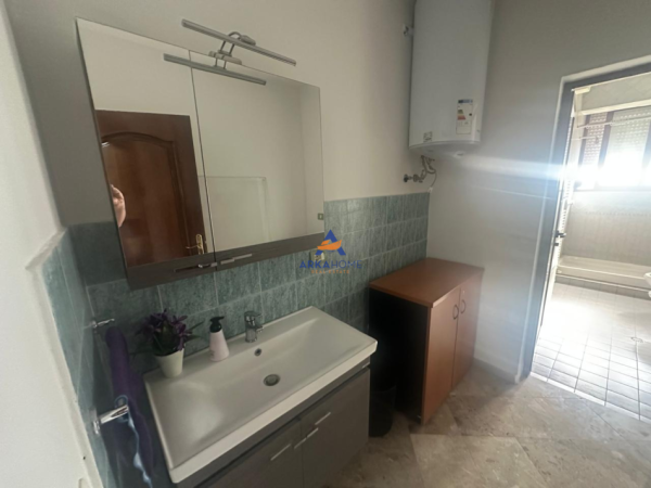 Tirane, jepet me qera zyre Kati 3, 125 m² 700 € (RRUGA MUHAMED GJOLLESHA)