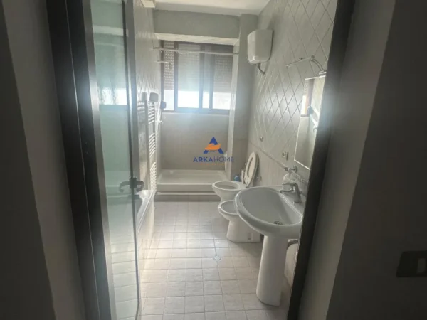 Tirane, jepet me qera zyre Kati 3, 125 m² 700 € (RRUGA MUHAMED GJOLLESHA)