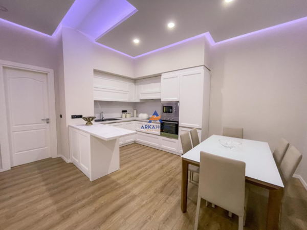 Tirane, jepet me qera apartament 2+1+Ballkon Kati 2, 130 m² 1.000 € (PAZARI I RI)