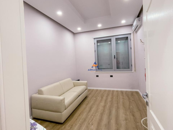 Tirane, jepet me qera apartament 2+1+Ballkon Kati 2, 130 m² 1.000 € (PAZARI I RI)