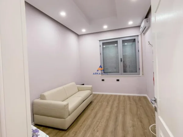 Tirane, jepet me qera apartament 2+1+Ballkon Kati 2, 130 m² 1.000 € (PAZARI I RI)