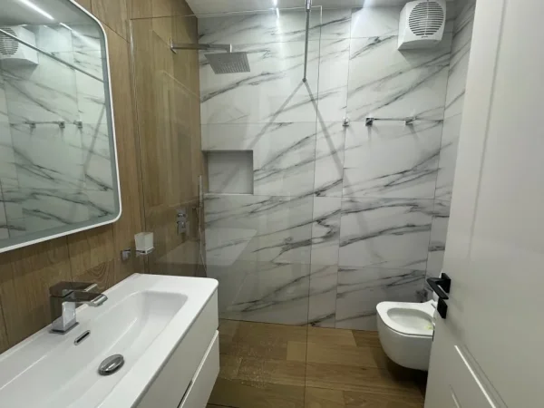 Tirane, jepet me qera apartament 2+1 , 120 m² 700 € 