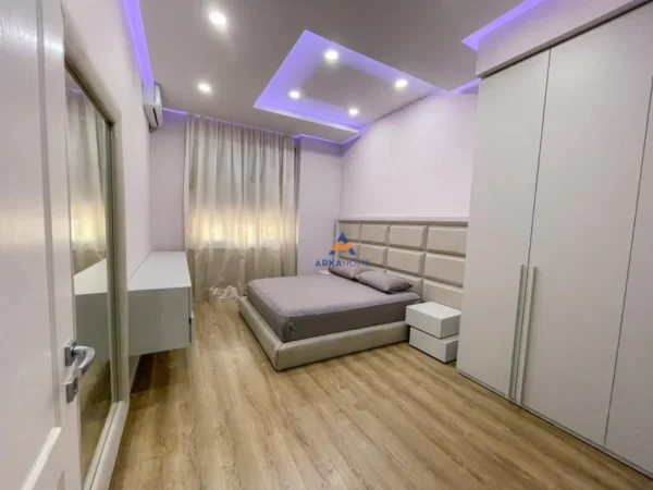 Tirane, jepet me qera apartament 2+1+Ballkon Kati 2, 130 m² 1.000 € (PAZARI I RI)