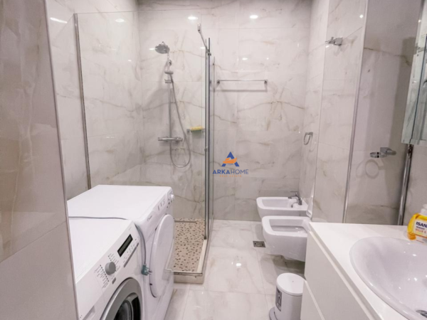 Tirane, jepet me qera apartament 2+1+Ballkon Kati 2, 130 m² 1.000 € (PAZARI I RI)