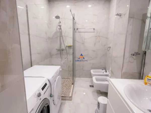 Tirane, jepet me qera apartament 2+1+Ballkon Kati 2, 130 m² 1.000 € (PAZARI I RI)