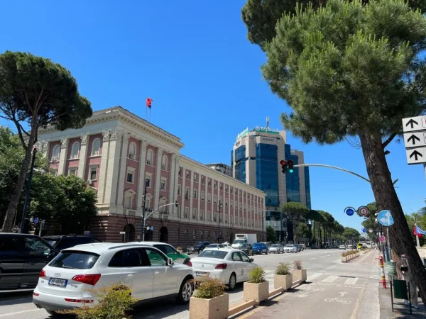 Tirane, jepet me qera zyre Kati 3, 275 m² 6.000 € (bulevardi deshmoret e kombit)