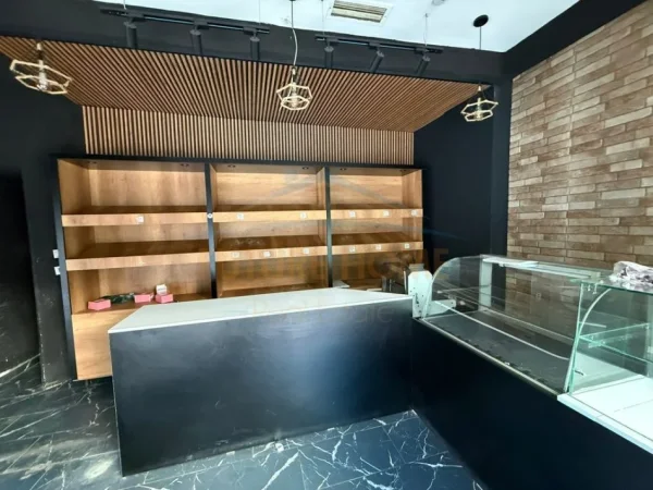 Tirane, jepet me qera ambjent biznesi Kati 0, 49 m² 500 € (Pranë shkollës "Vace Zela" në zonën e Don Boskos)