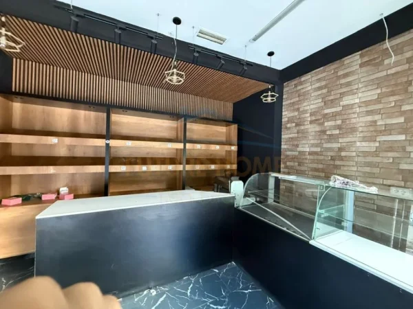 Tirane, jepet me qera ambjent biznesi Kati 0, 49 m² 500 € (Pranë shkollës "Vace Zela" në zonën e Don Boskos)