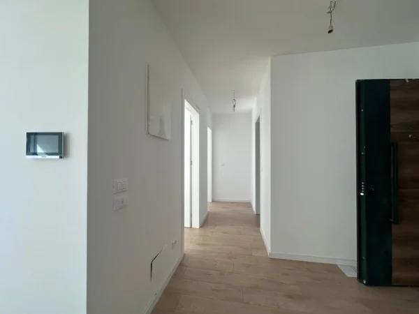 Tirane, jepet me qera zyre Kati 1, 93 m² 1.300 € (Lake View Rezidence)