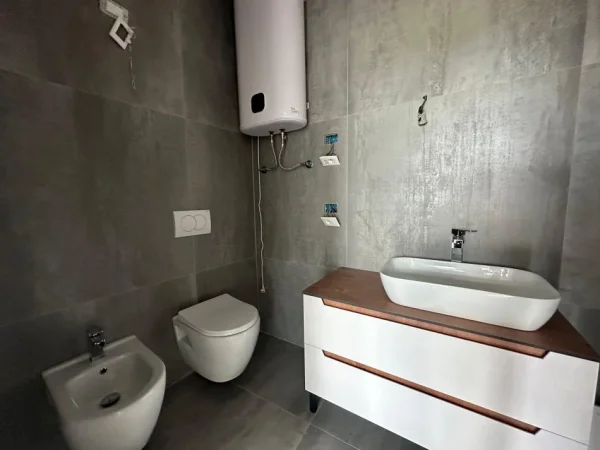 Tirane, jepet me qera zyre Kati 1, 93 m² 1.300 € (Lake View Rezidence)