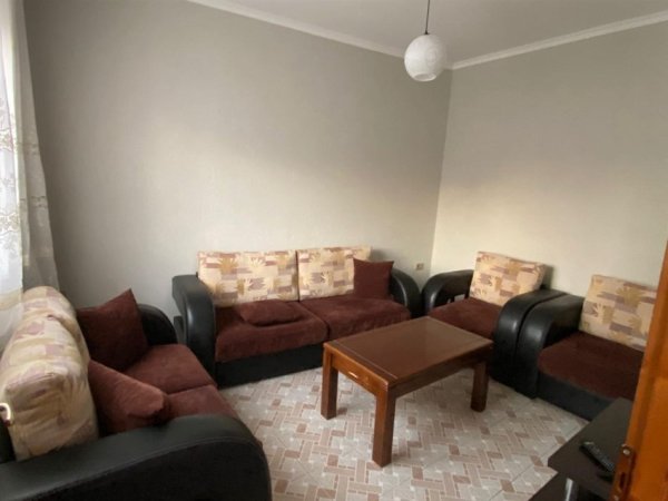 Tirane, jepet me qera apartament duplex 2+1 Kati 2, 120 m² 500 € (ALI DEMI)