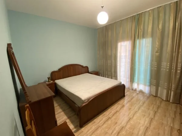 Tirane, jepet me qera apartament duplex 2+1 Kati 2, 120 m² 500 € (ALI DEMI)