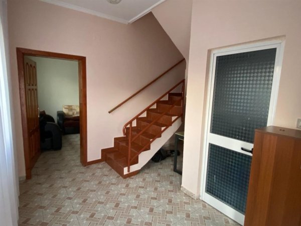 Tirane, jepet me qera apartament duplex 2+1 Kati 2, 120 m² 500 € (ALI DEMI)