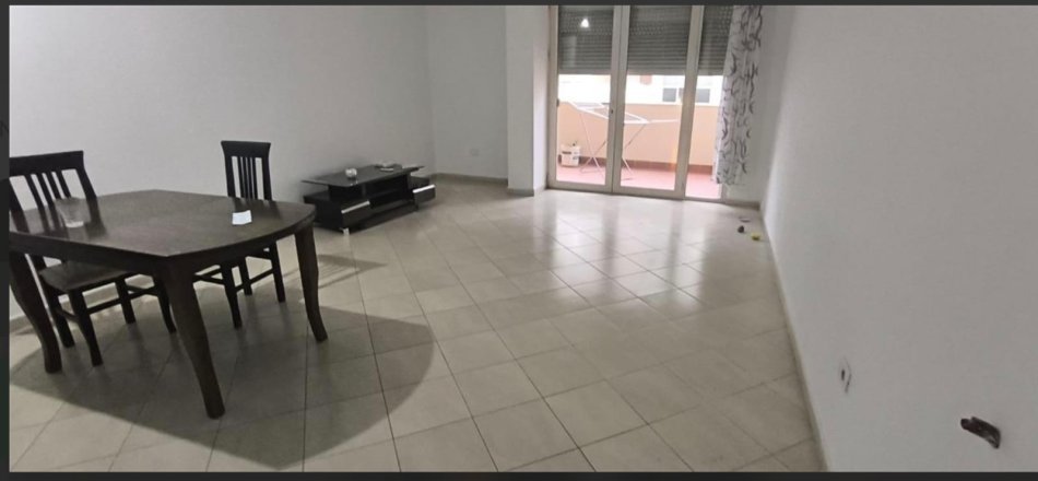 Tirane, jepet me qera apartament 2+1 Kati 1, 800 € 