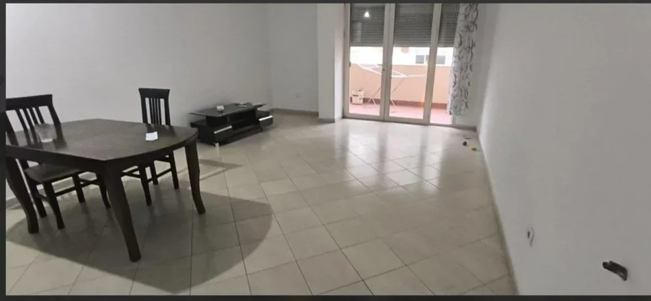 Tirane, jepet me qera apartament 2+1 Kati 1, 800 € 