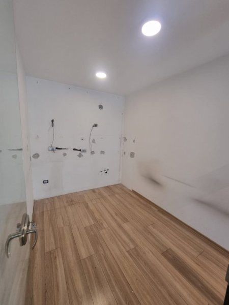 Tirane, jepet me qera zyre Kati 2, 106 m² 1.000 € (BLLOK)
