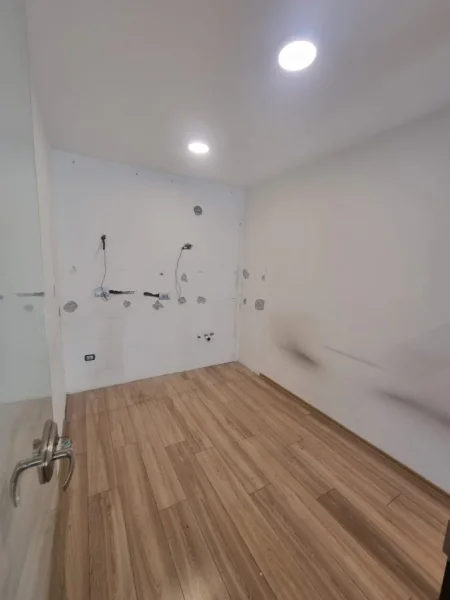 Tirane, jepet me qera zyre Kati 2, 106 m² 1.000 € (BLLOK)