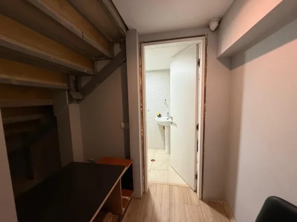 Tirane, jepet me qera zyre Kati 0, 80 m² 800 € (KOMUNA E PARISIT)
