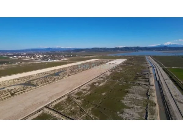 Vlore, shitet toke bujqesore , 26.000 m² 1.040.000 € (Aeroporti Vlores)