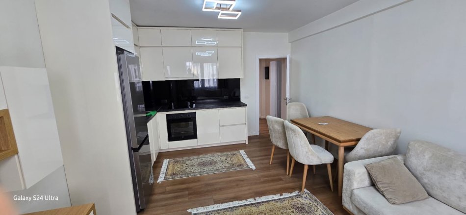 Tirane, jepet me qera apartament 2+1 , 115 m² 750 € 