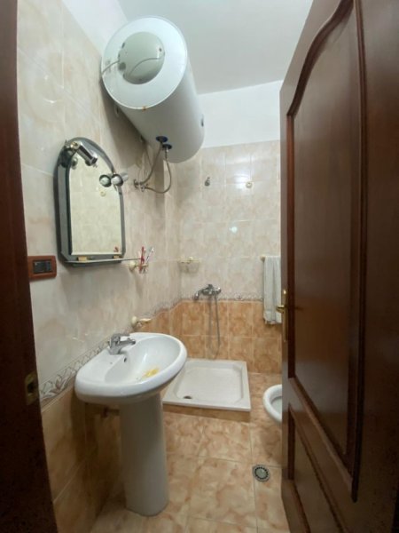 Tirane, jepet me qera apartament 2+1+Aneks+Ballkon Kati 2, 99 m² 800 € (PAZARI I RI)