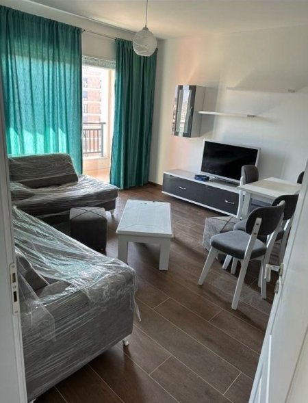 Tirane, jepet me qera apartament 1+1+Ballkon Kati 4, 75 m² 400 € (ASTIR)
