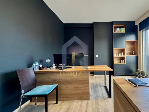 Tirane, shes apartament 2+1+Ballkon Kati 7, 167 m² 475.000 € (Rruga e Kavajes)