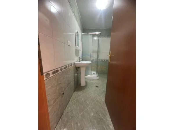 Tirane, jepet me qera zyre Kati 1, 116 m² 850 € (Rruga e Bogdaneve, Tirane)