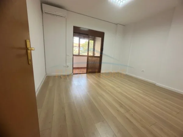 Tirane, jepet me qera zyre Kati 1, 116 m² 850 € (Rruga e Bogdaneve, Tirane)