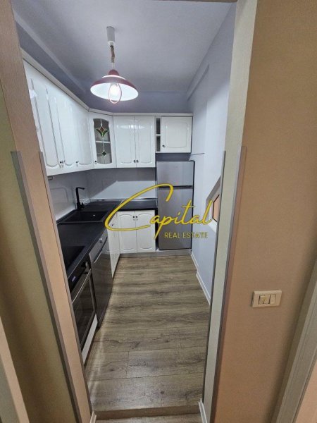 Tirane, jepet me qera zyre Kati 4, 130 m² 1.300 € (QENDER)