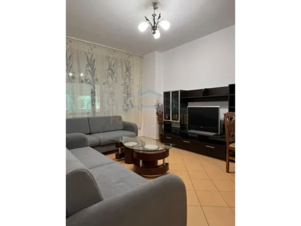Tirane, jepet me qera apartament 2+1 Kati 2, 95 m² 750 € (Zogu i Zi)