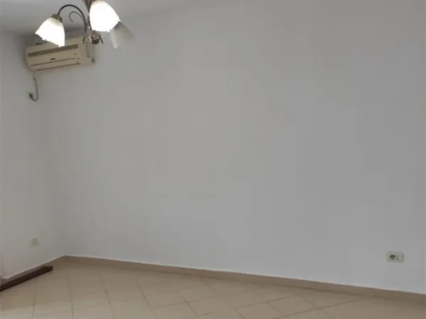 Tirane, shitet apartament 2+1+Ballkon Kati 4, 65 m² 100.000 € (XHAMLLIKU)