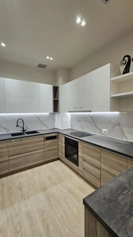 Tirane, jepet me qera apartament 2+1+Aneks+Ballkon Kati 6, 135 m² 1.000 € (Liqeni i Thate)
