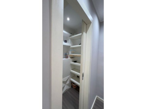 Tirane, jepet me qera ambjent biznesi Kati 1, 49 m² 700 € (Rruga Hasan Sufa, Brryl)