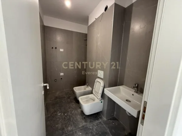 Tirane, jepet me qera zyre Kati 10, 110 m² 800 € (Komuna Parisit)