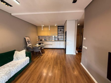 Tirane, shitet apartament 1+1+Ballkon Kati 5, 77 m² 140.000 € (Green City)