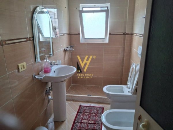 Tirane, jepet me qera apartament 1+1+Ballkon Kati 4, 70 m² 500 € (21 DHJETORI)